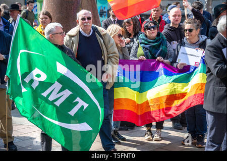 Les membres d'autres syndicats et organisations vu avec les drapeaux pendant la veillée. Peuple pour rendre hommage au journaliste né à Belfast Lyra McKee, 29, qui a été abattu par des membres de la nouvelle alors que l'IRA tout en couvrant des émeutes qui se produisaient à Derry, également connu sous le nom de Londonderry. Le NUJ Glasgow Direction générale a présenté un vigile pour ceux qui souhaitent rendre hommage à la journaliste tué. Banque D'Images