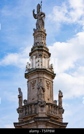 L'Italie, Ostuni, vue et le détail de l'obélisque de San Oronzo au centre de la place. Banque D'Images