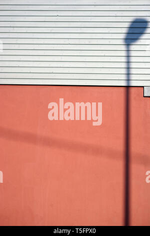 Une lanterne ombre sur une façade brillant brun avec des planches de décoration. Banque D'Images