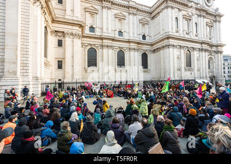 Le Dr Rowan Williams rejoint les gens de toutes les religions et croyances et aucune à la Cathédrale St Paul en l'honneur de ceux qui participent à l'International Rebe Banque D'Images