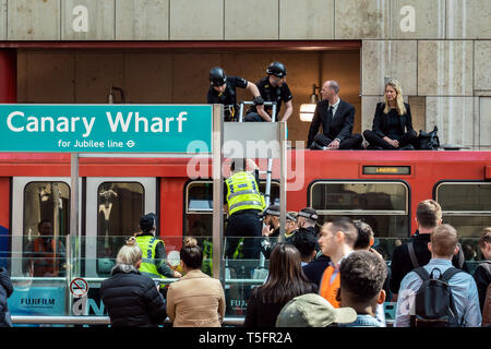 Londres, Royaume-Uni. 17 avr, 2019. Rébellion d'extinction sur les manifestants eux-mêmes collés à un train à DLR Canary Wharf, London UK. Crédit : Vladimir Morozov Banque D'Images