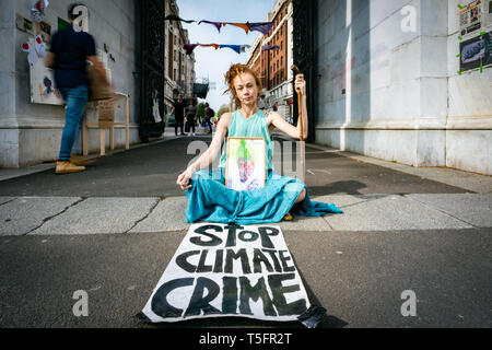 Londres, Royaume-Uni. 17 avr, 2019. Rébellion Extinction manifestant à Marble Arch à Londres. Crédit : Vladimir Morozov/akxmedia Banque D'Images