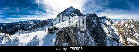 Germany, Bavaria, Mittenwald, du Wetterstein, Alpspitze, station de montagne avec plate-forme d'observation AlpspiX Banque D'Images
