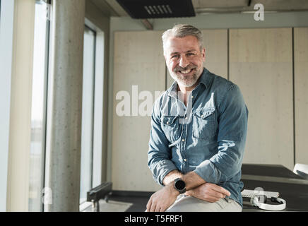 Portrait of smiling casual businesswoman in office Banque D'Images