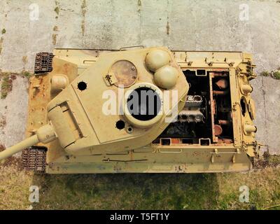 De l'image aérienne les plus populaires historique vieux T-34 Soviet tank. Urss célèbre réservoir avec exposition sur moteur endommagé Banque D'Images