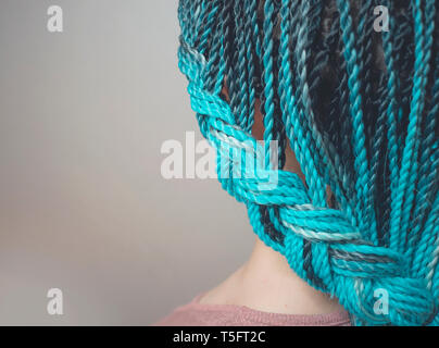 Tresses tresses sénégalaises sont entrelacées pour cheveux de la fille, les tresses de cheveux bleu dans le style africain Banque D'Images