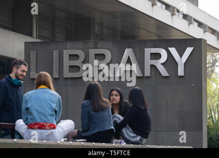 Les étudiants de l'extérieur de la bibliothèque de l'Université d'Edimbourg, Ecosse, Royaume-Uni Banque D'Images