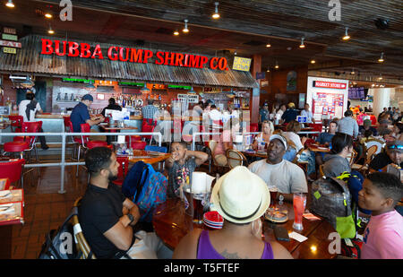 Les gens de manger dans le restaurant Bubba Gump Shrimp Co., terminal 3, aéroport de Cancun Mexique Banque D'Images