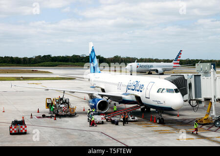 American Airlines et JetBlue Airlines avions au sol au terminal 3, aéroport de Cancun, Mexique Banque D'Images