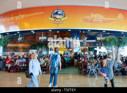 Les gens à l'air restaurant Margaritaville, départs Terminal 3, aéroport de Cancun Mexique Banque D'Images