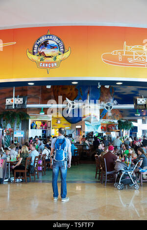 Les gens à l'air restaurant Margaritaville, départs Terminal 3, aéroport de Cancun Mexique Banque D'Images