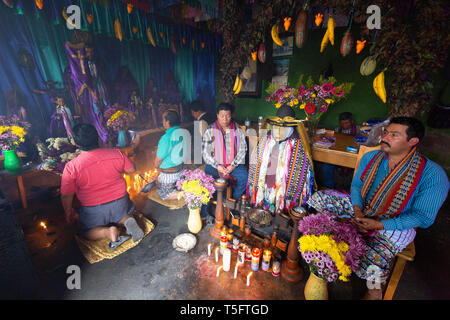 Les mayas et l'idole de Maximon, ou San Simon, une divinité maya traditionnel ou folklorique saint, culture maya, Santiago Atitlan Guatemala Banque D'Images