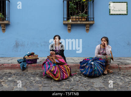 Antigua Guatemala - Guatemala deux adolescentes foulards vente dans la rue, Antigua, Guatemala Amérique Centrale Banque D'Images