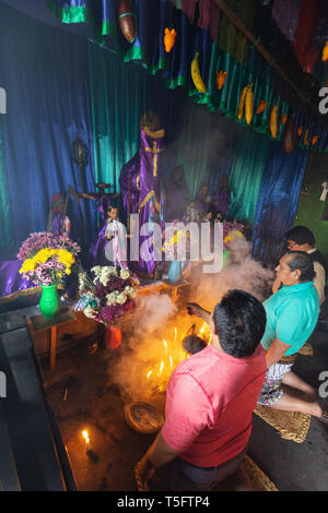 Les Mayas l'adoration de l'image de Maximon, ou San Simon, une divinité maya traditionnel ou folklorique saint, Santiago Atitlan Guatemala Amérique Centrale Banque D'Images