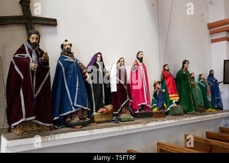 Les figures religieuses en bois et peint en costume d'église de l'apôtre saint Jacques, ville Santiago Atitlan, Guatemala, Amérique Centrale Banque D'Images