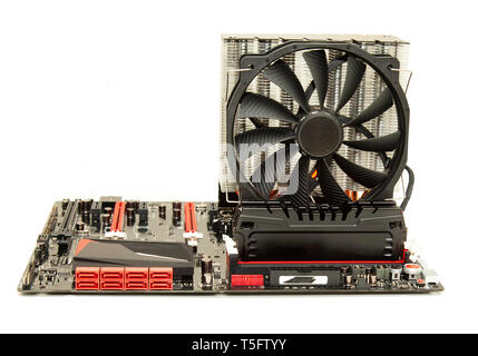 Carte mère de l'ordinateur PC avec refroidisseur isolated on white Banque D'Images