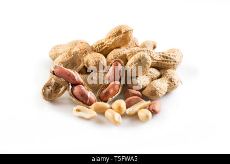 Composition des cacahuètes isolé sur fond blanc Banque D'Images