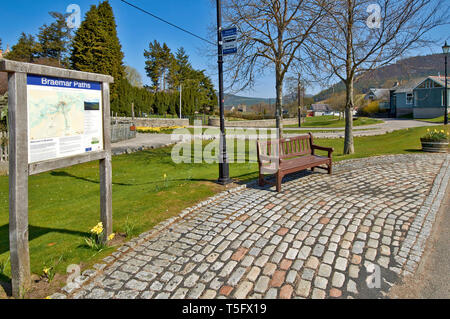 BRAEMAR ABERDEENSHIRE ECOSSE DE BUS AVEC LE CONSEIL DE L'INFORMATION MONTRANT PROMENADES AUTOUR DE BRAEMAR Banque D'Images