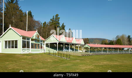 L'ECOSSE ABERDEENSHIRE BRAEMAR DUC DE ROTHESAY HIGHLAND GAMES PAVILION COUVERTS EST ROSE ET VERT ET LES SIÈGES AUTOUR DU TERRAIN DE SPORT Banque D'Images