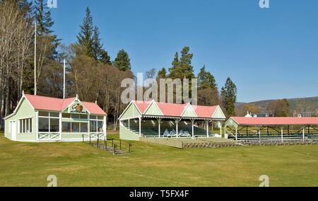 L'ECOSSE ABERDEENSHIRE BRAEMAR DUC DE ROTHESAY HIGHLAND GAMES PAVILION STANDS COUVERTS ET LES SIÈGES AUTOUR DU TERRAIN DE SPORT Banque D'Images