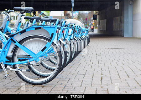 De nombreux vélos de location temporaire bleu de l'Allemand transport association de la région Rhin-neckar appelé 'Nextbike' dans une rangée à station parking Banque D'Images