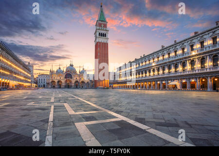 Venise, Italie. Cityscape image de la place Saint Marc à Venise, Italie pendant le lever du soleil. Banque D'Images