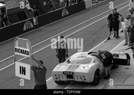 LE MANS, FRANCE, le 7 juillet 2018 : Ford GT40 dans les fosses durant Le Mans Classic. Aucun autre événement dans le monde rassemble tant de vieilles voitures de course dans le même pl Banque D'Images