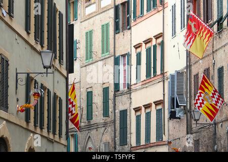 Sienne, Italie. La vieille ville est divisée en quartiers (contrade) traditionnel avec des drapeaux et couleurs. Valdimontone (vallée de la Ram). Banque D'Images