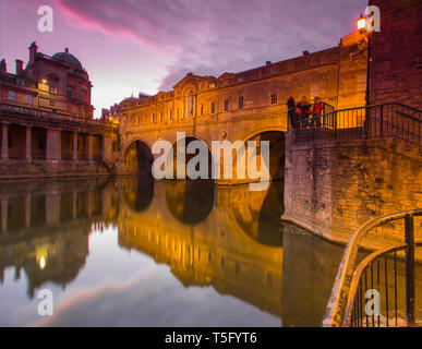 Pulteney Bridge coucher du soleil à Bath.Somerset.UK Banque D'Images