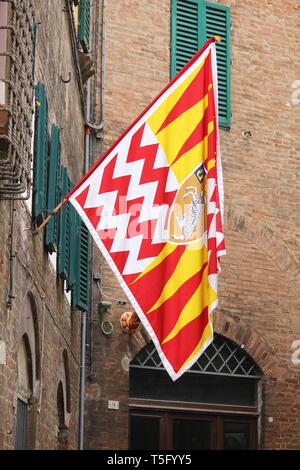 Sienne, Italie. La vieille ville est divisée en quartiers (contrade) traditionnel avec des drapeaux et couleurs. Valdimontone (vallée de la Ram). Banque D'Images