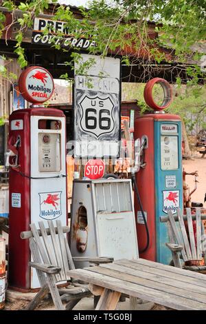 ARIZONA, USA - 2 avril 2014 : Ancienne station essence à U.S. Route 66 en Arizona. La célèbre route conduit de Chicago à Los Angeles et a 2 451 milles de long. Banque D'Images