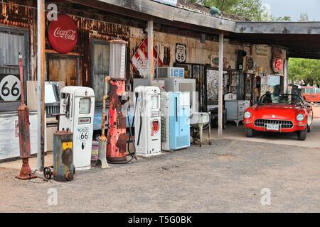 ARIZONA, USA - 2 avril 2014 : Ancienne station essence à U.S. Route 66 en Arizona. La célèbre route conduit de Chicago à Los Angeles et a 2 451 milles de long. Banque D'Images