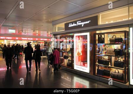 MUNICH, ALLEMAGNE - 1 avril 2014 : les gens marchent par Salvatore Ferragamo store à l'Aéroport International de Munich en Allemagne. Salvatore Ferragamo a 550 bran Banque D'Images