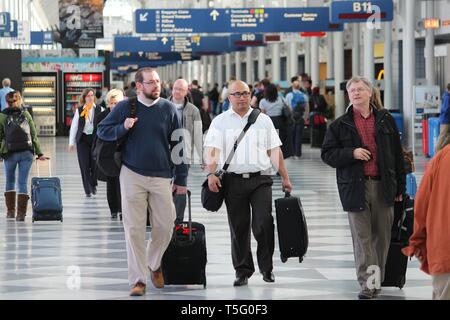 CHICAGO, USA - 1 avril 2014 : les voyageurs à pied de portes à Chicago O'Hare International Airport in USA. C'était le 5ème aéroport le plus fréquenté au monde avec Banque D'Images