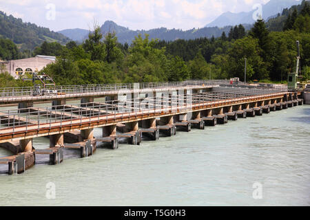 Centrale hydroélectrique sur la rivière Salzach, près de Zell Am See, Autriche. Digue en béton. Banque D'Images