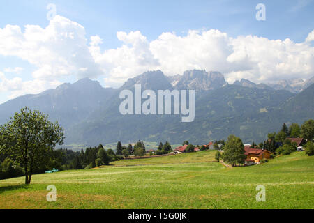 Autriche - Paysage de prairie alpine à Lienz (Tyrol). Dolomites autrichiennes en arrière-plan. Banque D'Images