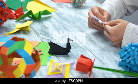 Origami cygnes noirs et blancs. Banque D'Images