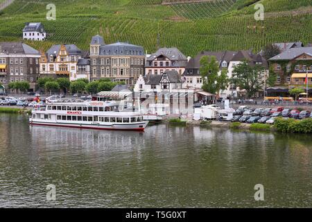 Bernkastel-kues, ALLEMAGNE - 19 juillet : les touristes visite Vieille Ville le 19 juillet 2011 de Bernkastel-Kues. En fonction de son Office de tourisme, la ville est annuellement visi Banque D'Images