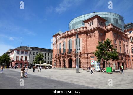 MAINZ, ALLEMAGNE - 19 juillet : les touristes à pied le 19 juillet 2011 à Mayence, en Allemagne. En fonction de son Office de tourisme, la ville a jusqu'à 800 000 vi la nuit Banque D'Images