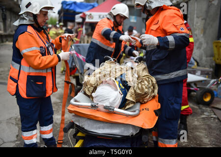 Bucarest, Roumanie - 10 avril 2019 : l'équipe de sauvetage d'urgence en action au cours de l'exercice médical les plus complexes dans l'histoire de l'OTAN, guerrier vigoureux Banque D'Images