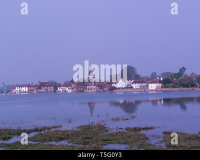 Vue sur le port de Bosham dans ce charmant village de Sussex de l'Ouest le sentier du littoral avec spire de l'église Holy Trinity d'éminents Banque D'Images