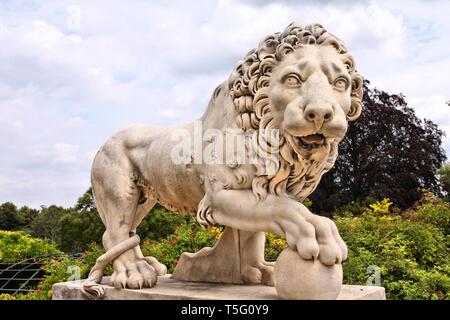 Compiègne, France - 26 juillet : Lion sculpture dans les jardins du Château de Courcelles le 26 juillet 2011 à Compiègne, France. La résidence royale a été construite pour L Banque D'Images