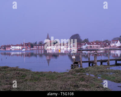 Vue sur le port de Bosham dans ce charmant village de Sussex de l'Ouest le sentier du littoral avec spire de l'église Holy Trinity d'éminents Banque D'Images