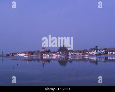 Vue sur le port de Bosham le sentier du littoral à marée haute avec la flèche de l'église Holy Trinity importante dans l'arrière-plan West Sussex England UK Banque D'Images