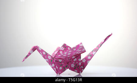 L'origami japonais traditionnels colorés oiseau. Banque D'Images