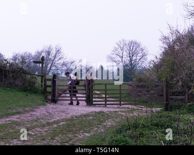 Deux hommes promeneurs passant par le baiser Gate sur Harting South Downs Way National Trail de la Winchester à Eastbourne West Sussex England UK Banque D'Images