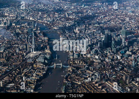 Vue aérienne de la Tamise à l'ouest en direction de Tower Bridge, le Shard et le centre de Londres Banque D'Images