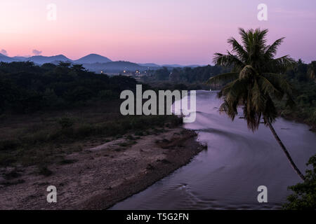 Temps avant le coucher du soleil au crépuscule dans la campagne qui situé dans la vallée et à proximité de la rivière, de la Thaïlande du nord. Banque D'Images