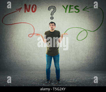 Jeune homme confus armes propagation ne sais pas quoi choisir. Les haussements d'épaules, question recherche d'indécis bonne réponse comme flèches courbes t de plomb Banque D'Images