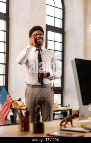 Heureux homme agréable d'avoir une conversation agréable Banque D'Images